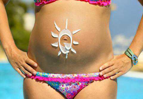 Конечно, беременным можно и загорать, и купаться, только надо учитывать, что ультрафиолетовое излучение, отражаясь от водной поверхности, еще более интенсивно воздействует на кожу