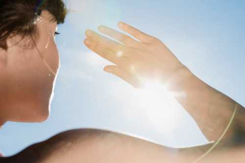 Наиболее надежным средством защиты открытых участков кожи считается регулярное использование специальных солнцезащитных мазей и кремов, особенно для светлокожих детей их кожа обеспечивает полноценную естественную защиту не более чем на минут при прямом солнечном облучении весной