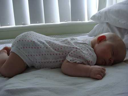 Можно ли новорождённому ребёнку спать на животе,