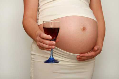 Сухое красное вино положительно влияет на кроветворение, выводит токсические вещества из организма